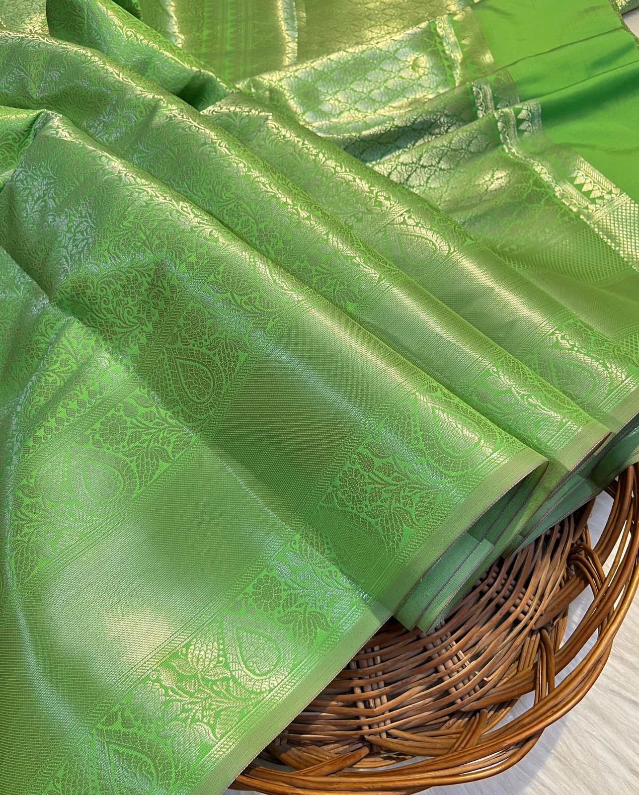 BANARASI CATLON TAPETA SILK SAREE - PARROT GREEN - Image 6